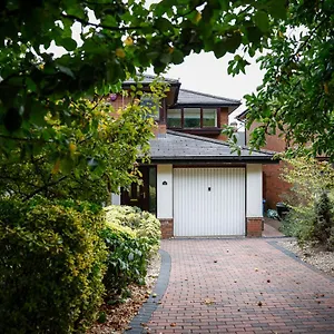 https://stylish-family-home-in-desirable-penylan-parking.cardiffhotelswales.com